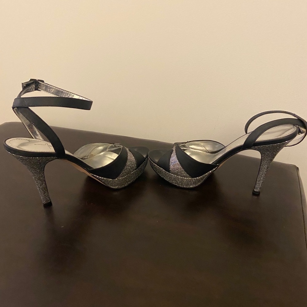Silver and black platform pump! 5-inch heel